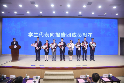 108fad5adad605145654f3b2b317e20c.jpg 學(xué)生獻(xiàn)花.jpg