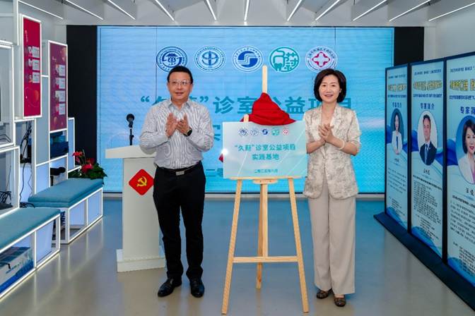 人們站在一起AI 生成的內(nèi)容可能不正確。