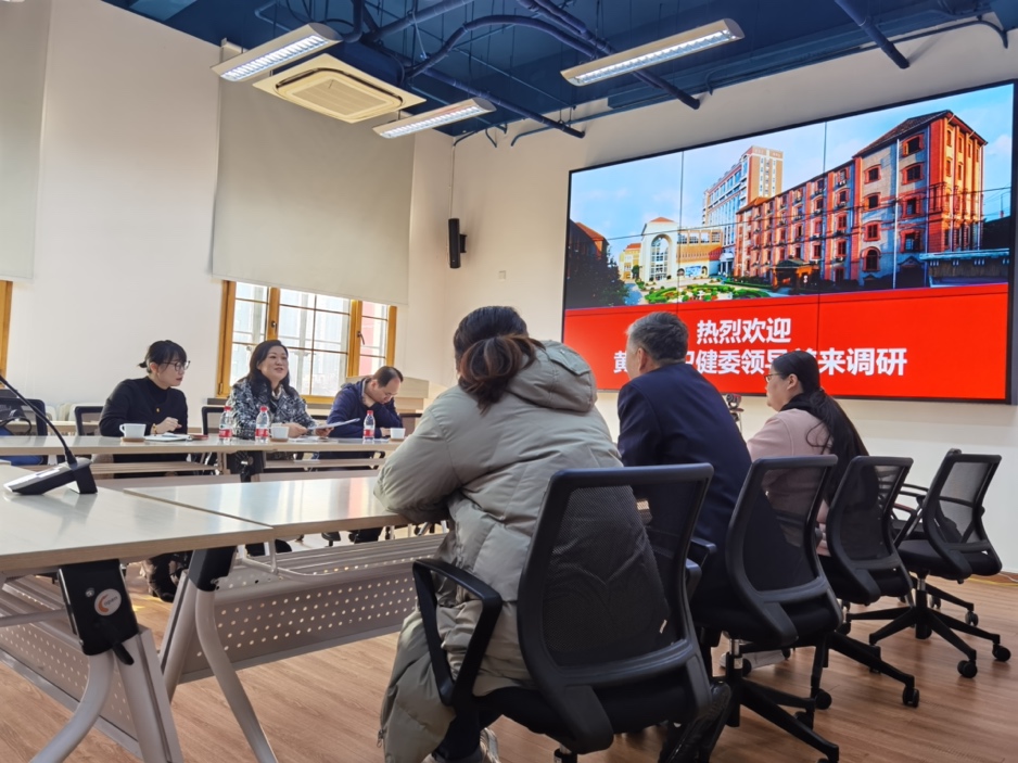 一群人在餐廳用餐低可信度描述已自動生成