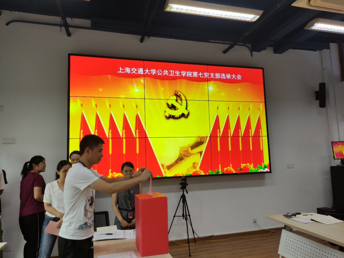 一些人站在電視前玩游戲中度可信度描述已自動(dòng)生成