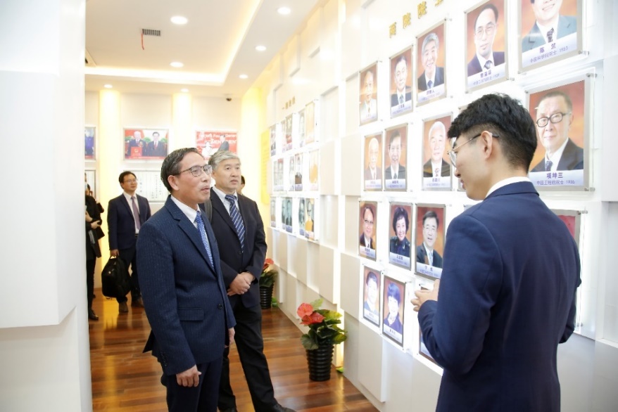 男人站在房間里中度可信度描述已自動(dòng)生成