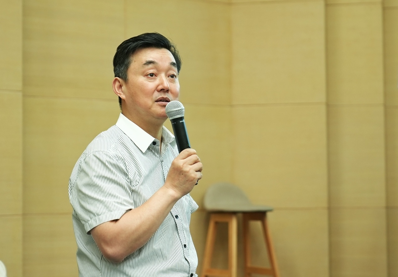 男人在鏡子前刷牙描述已自動(dòng)生成